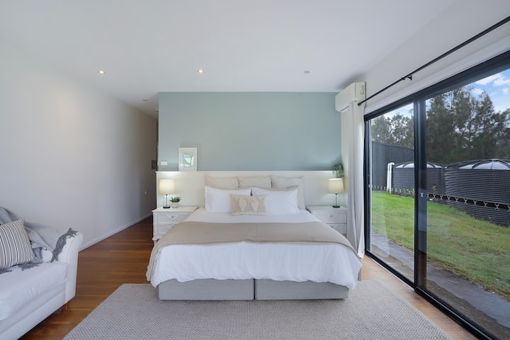 Შეაბიჯეთ უზარმაზარ, ჰაეროვან საძინებელში, სადაც სივრცე და სინათლე ცენტრალურ სცენაზე გადის. Ოთახი დიდსულოვნად ზომისაა, რაც საკმარისი სივრცეა გადაადგილებისა და სიმშვიდისთვის. Მის გულში არის ლუქს-კლასის დიდი ზომის საწოლი, რომელიც, საჭიროებისამებრ, შეიძლება გაიყოს ორ ცალად.