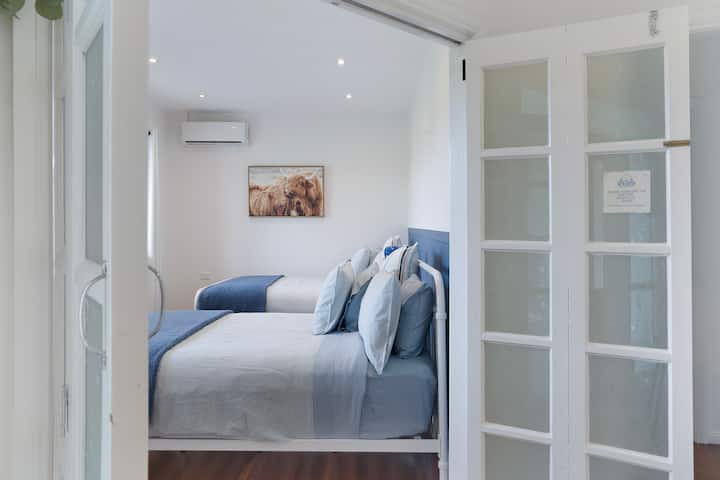 Ნომერში არის ორი კომფორტული ორადგილიანი საწოლი, თითოეული რბილი, მაღალი ხარისხის თეთრეულითა და მყუდრო, პლუშის ბალიშებით. Ეს საწოლები საგულდაგულოდ არის მოწყობილი და მათ შორის საკმარის სივრცეს სთავაზობს მარტივი გადაადგილებისა და გახსნილობის შეგრძნებას. 