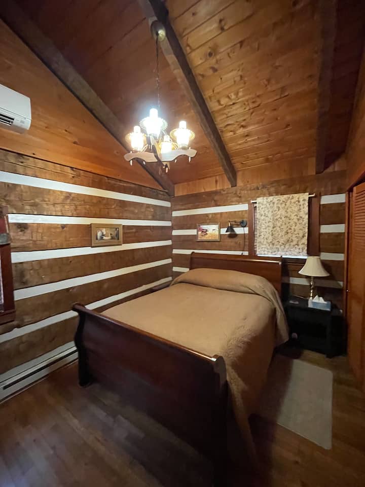 Სტუმრების საძინებელი საწოლით, ერთი კომოდი და 2 ბოლო მაგიდა ლამპით.