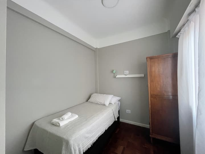 חדר שינה מס '3 עם שתי מיטות כיכר אחת. Bed Nest ( 1 bed w/sommier   and 1 cart under)
ליד חדר האמבטיה, יש להקליד אסלה. כמו שאר הסביבות, הוא מחשיך על ידי גלגול וילונות. 