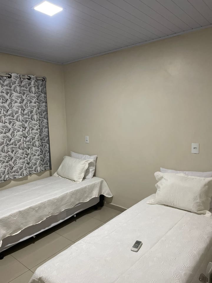 Ოთახი 1: ორი ორსაწოლიანი საწოლით, რომელიც 4  სტუმარს იტევს.