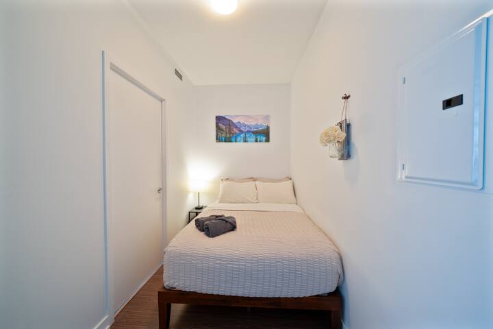 Sky Living : Awesome Lake and City View, Park Free gallery image 2