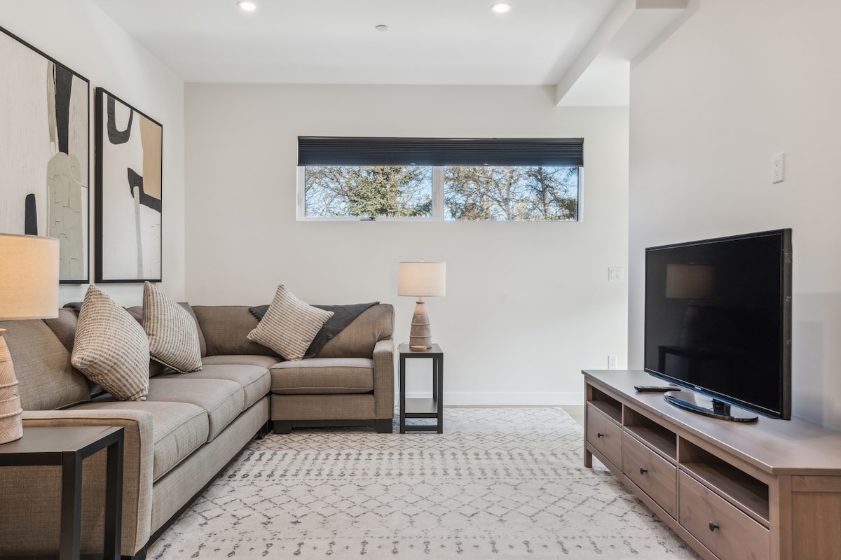 Grande section avec canapé-lit queen. Télévision améliorée vers une grande télévision connectée 75". 