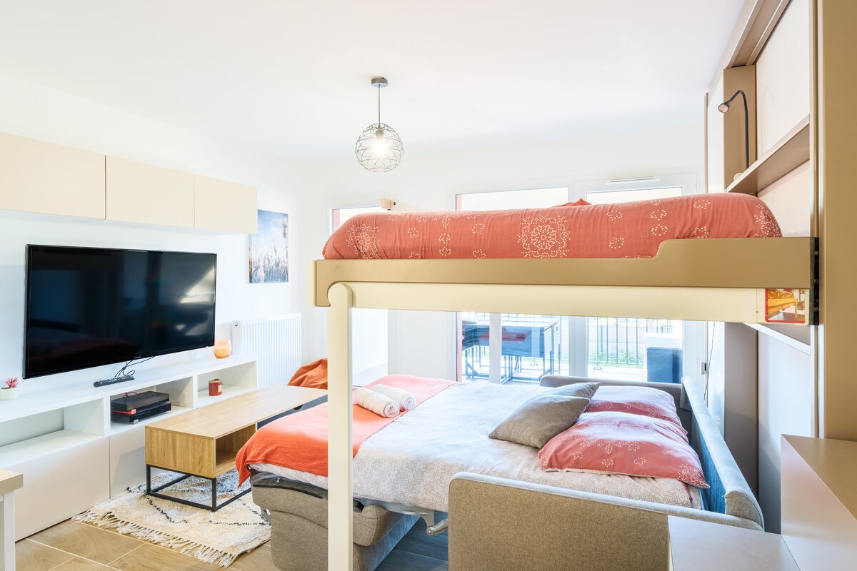 เตียงพับได้ในโหมดกลางคืนและโซฟาเบดที่กางออก