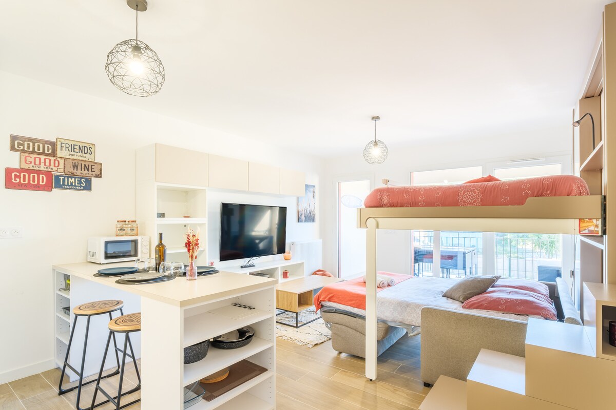 ภาพรวมพร้อมเตียงแบบดึงออกในโหมดกลางคืนและเตียงโซฟาแบบกางออก