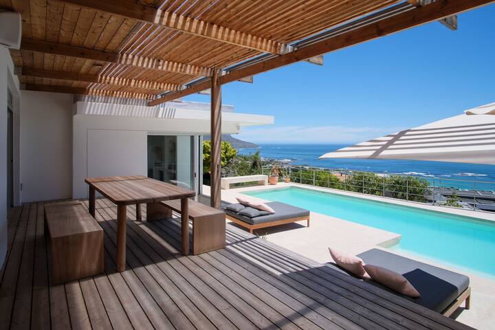 Family house with pool and outstanding views!