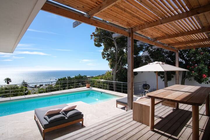 Family house with pool and outstanding views! gallery image 3