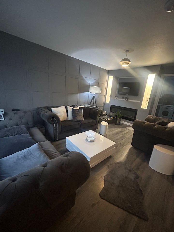 Southside 2 Bedroom Modern House With Parking - Paisley