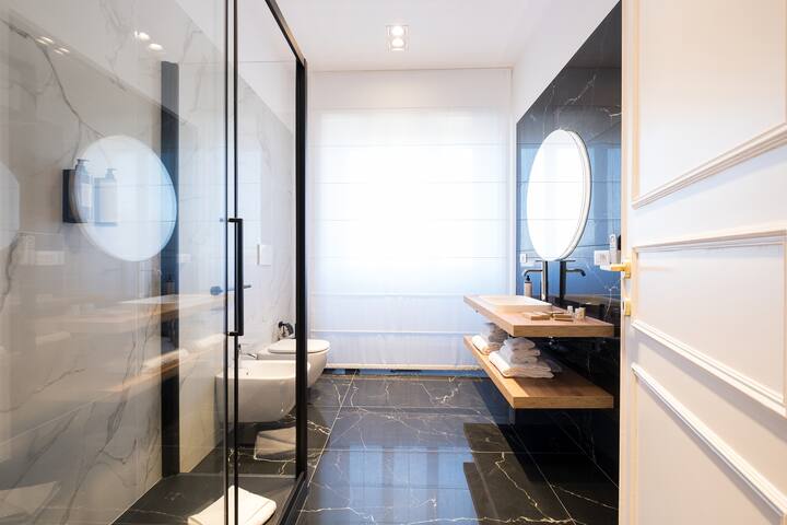 [Colosseum] Spacious penthouse with private gym gallery image 4