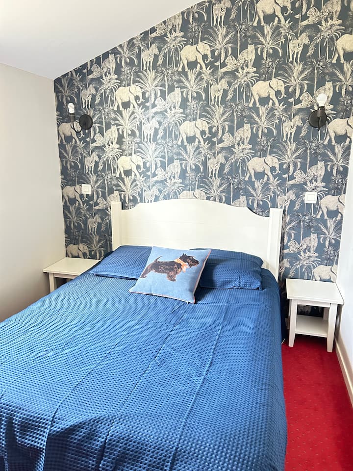 • 1 полн кревет за 2 лица
• 2 маси покрај креветот
• гардероба со 2 врати
• гардеробер за 1 2 врати
• 1 стол