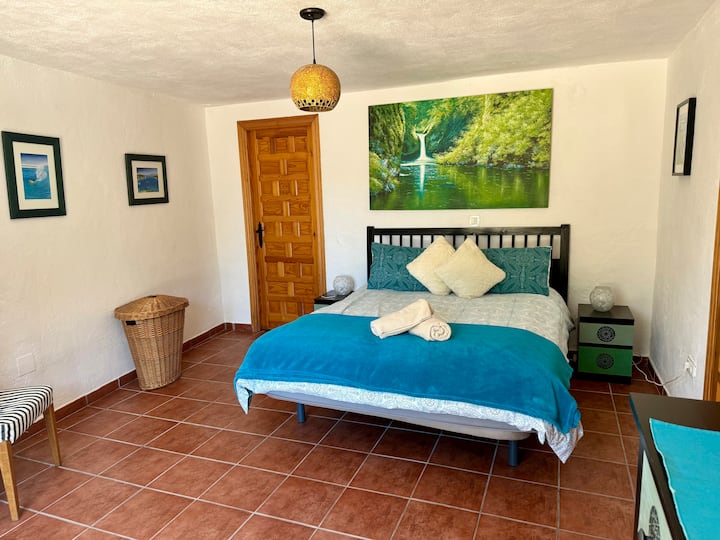 ห้องนอนใหญ่ - เครื่องปรับอากาศเตียงซูเปอร์คิงไซส์ - นำไปสู่ห้องทวิน 2 และห้องน้ำ 2 แต่สามารถเป็นอิสระได้โดยใช้ประตูระเบียงในห้องนอน 2