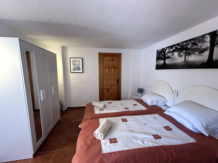 ห้องนอน 2 - เตียงเดี่ยว 2 เตียง - นำออกจากห้องนอนใหญ่แต่สามารถเข้าถึงได้อย่างอิสระจากอพาร์ทเมนท์เทอเรสหากจำเป็นต้องมีความเป็นส่วนตัว