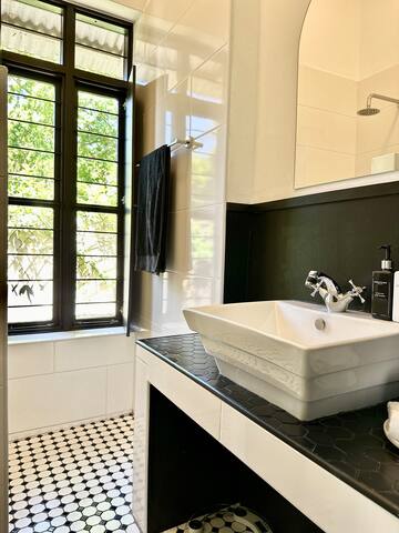 Hidden Gem. Prime Location. gallery image 5