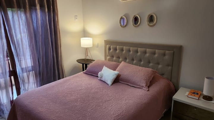 غرفة مريحة للغاية مع سرير صندوق بحجم كبير وتكييف هواء وتلفزيون وإمكانية الوصول إلى شرفة خاصة. 