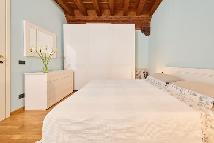 La grande stanza matrimoniale con letto doppio e bagno in camera