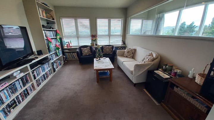 Sunshine & Seaviews - One Of 2 Rooms - Porirua