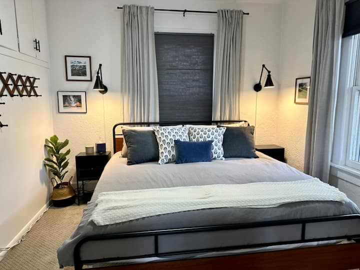 Dhoma e parë e gjumit me krevat dopio "king size" dhe dyshek me shkumë memorieje.