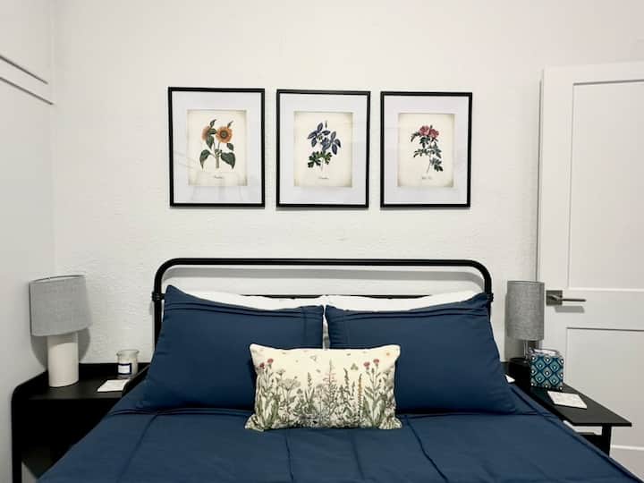 Dhoma e dytë e gjumit me dyshek me shkumë memorieje dopio "queen" dhe ambient zyre.