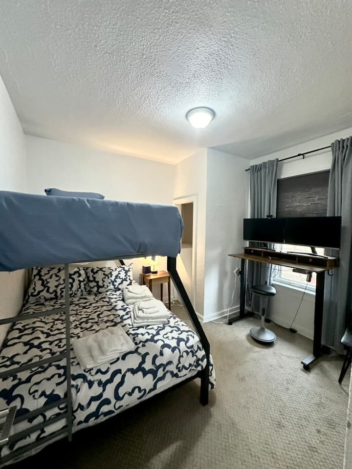 Dhoma e tretë e gjumit me krevat dopio mbi krevat marinari të plotë dhe sistemim zyre.