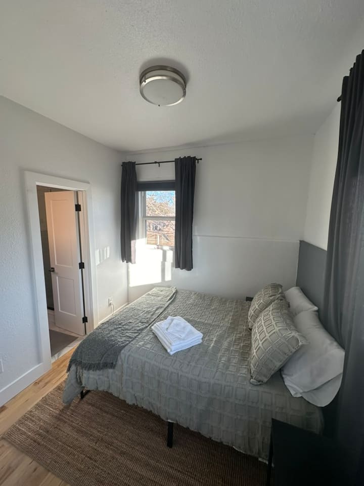 Dhoma e katërt e gjumit me krevat të plotë dhe dyshek me shkumë memorie, me banjë ngjitur.