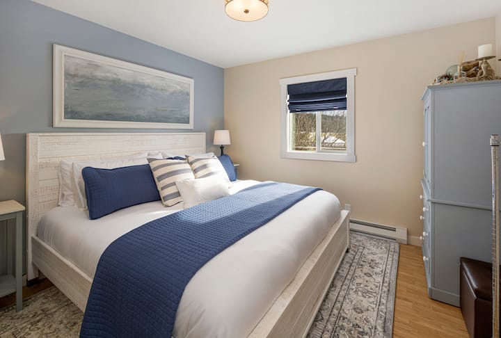 كيف كان نومك ؟ لقد فقدنا تتبع عدد المرات التي قيل لنا فيها، "السرير الأكثر راحة الذي نمت عليه على الإطلاق". يجعل ظل التعتيم ورغوة الذاكرة بحجم كبير والمزينة بالبياضات الفاخرة والهدوء البحري في الحياة الزراعية لقضاء ليلة نوم رائعة.