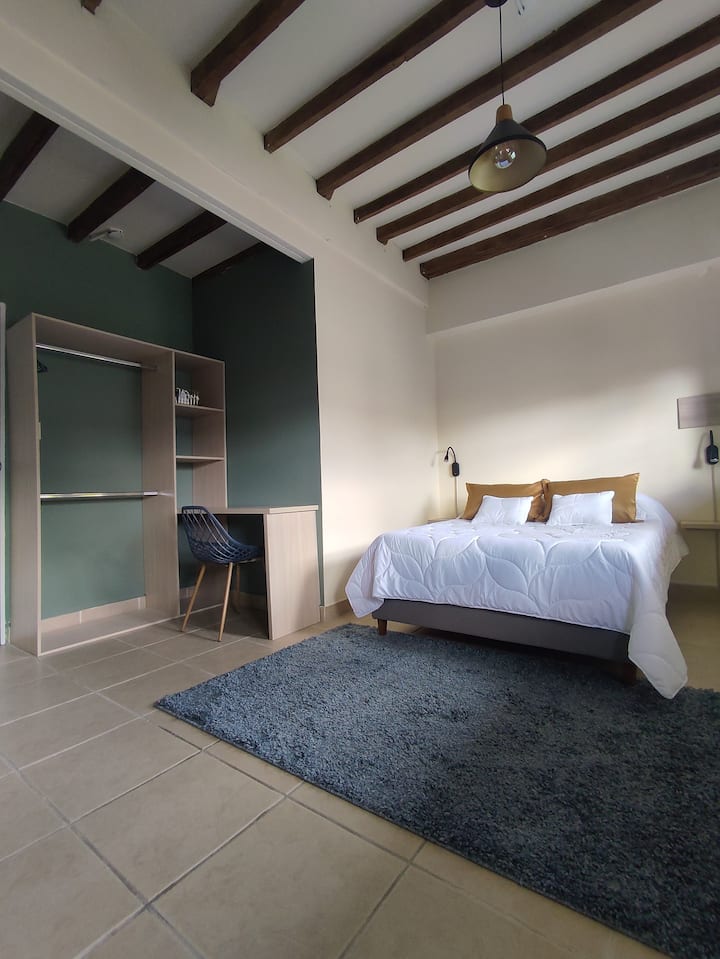 Მთავარი საძინებელი, რომელიც გაჩერებული ტიპის ქუჩას გადაჰყურებს.
Ორადგილიანი საწოლი, სამუშაო სივრცე.