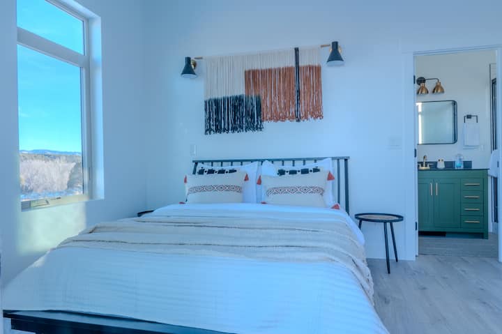 جناح رئيسي جميل مع مدخل خارجي إلى السطح. يحتوي أيضًا على فرشتين أرضيتين متاحتين للاستخدام في الخزانة.