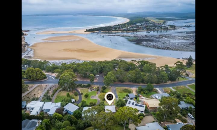 Tuscan Courtyard, Merimbula Front Lake. - Merimbula