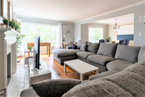 Sleep 12! Bright 4BD/3BA w/spa tub | 15 min to SF