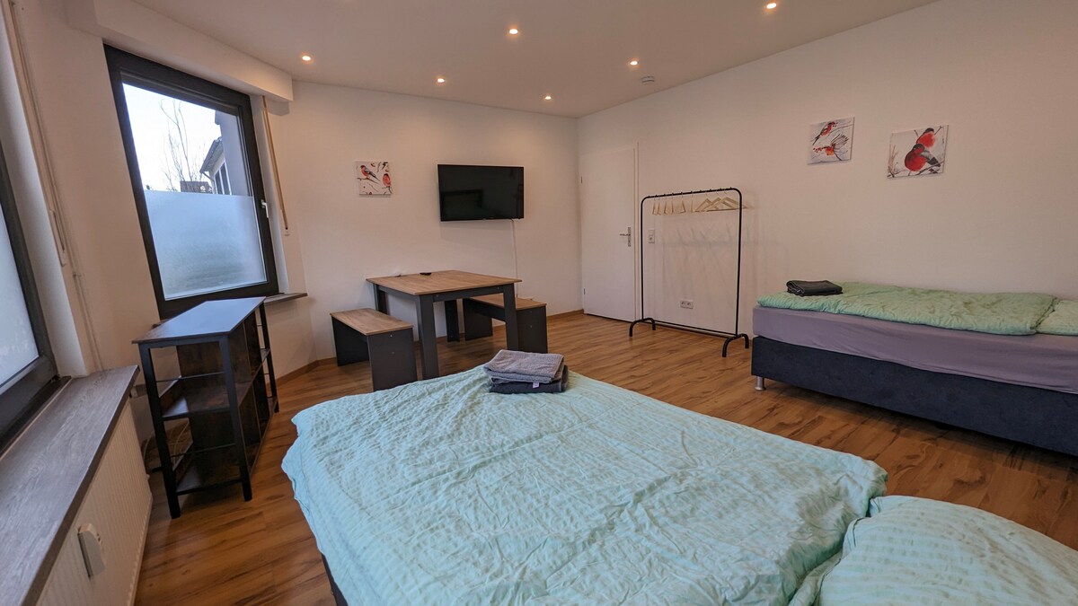 Ორი საწოლი ბრტყელეკრანიანი ტელევიზორით, იდეალურია ხანგრძლივი დღის შემდეგ საღამოობით დასასვენებლად.