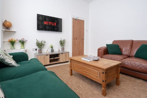 Popular Airbnb listing: Spacious house walk to Anfield free parking in Tuebrook And Stoneycroft