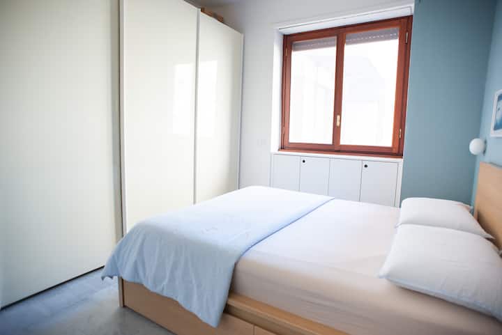 Spálňa s manželskou posteľou a výhľadom na veľmi tichý vnútorný dvor