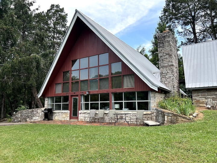 Charming 3 Br Lakeview Chalet - Knoxville, TN