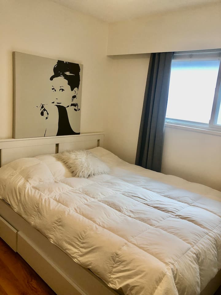 Helt ny queensize-dobbeltseng. Kommode, skab, skrivebord og stol. Stort vindue med mørklægningsgardiner. 