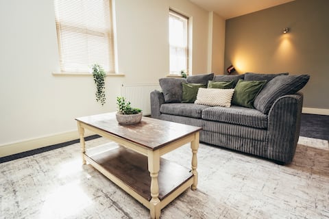 Central 2BR Apt Self Check In Parking | By DerBnB