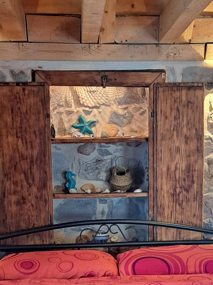 Днес декоративно бижу, тази ниша е служила за килер за живущите.