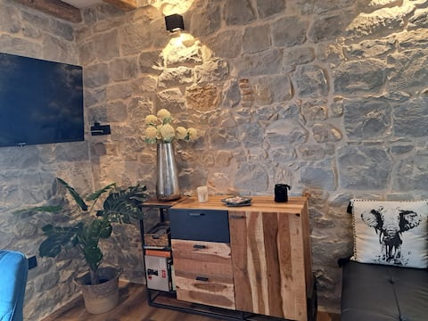 Top performing Airbnb: Seacoast Stonehouse in Kaštel Lukšić