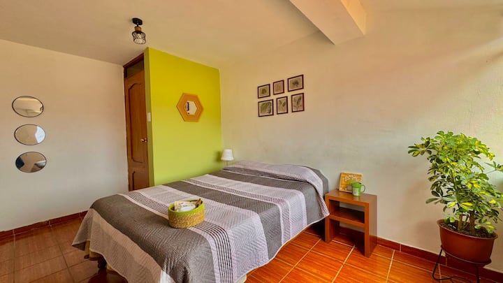 חדר שינה עם מיטה זוגית, עיצוב מדהים ונוף מרהיב של העיר. נכס נעים ומלא בשירותים לאורח.