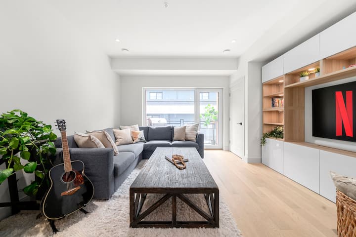 Designer Home Steps To Sea Bus - Vancouver