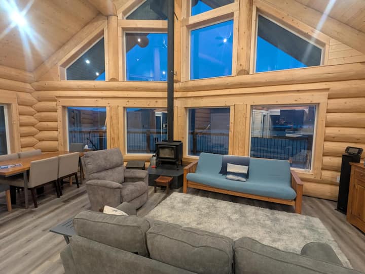 Brand New! Log Cabin With Lake Views & Hot Tub! - Canada