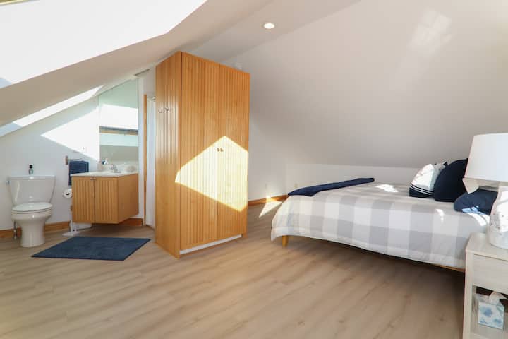 客卧位于三楼，配备豪华加大双人床、带淋浴的卫生间和天窗，房间内自然光线充足。 客房配有空调，确保您在住宿期间感到舒适。