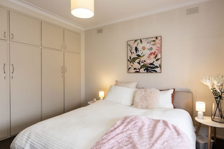 Hay mucho espacio para repartirse en el dormitorio tamaño king y un sistema dividido.