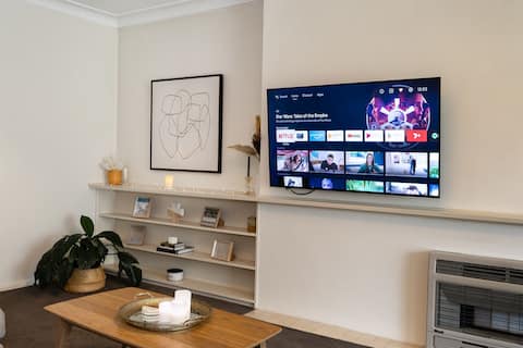 Popular Airbnb listing: Central Picture Perfect Large Villa opposite park in Albury City Council