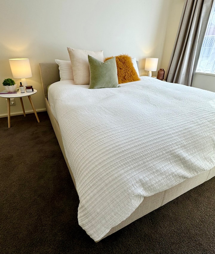 Una gran y acogedora cama tamaño king y dormitorio.