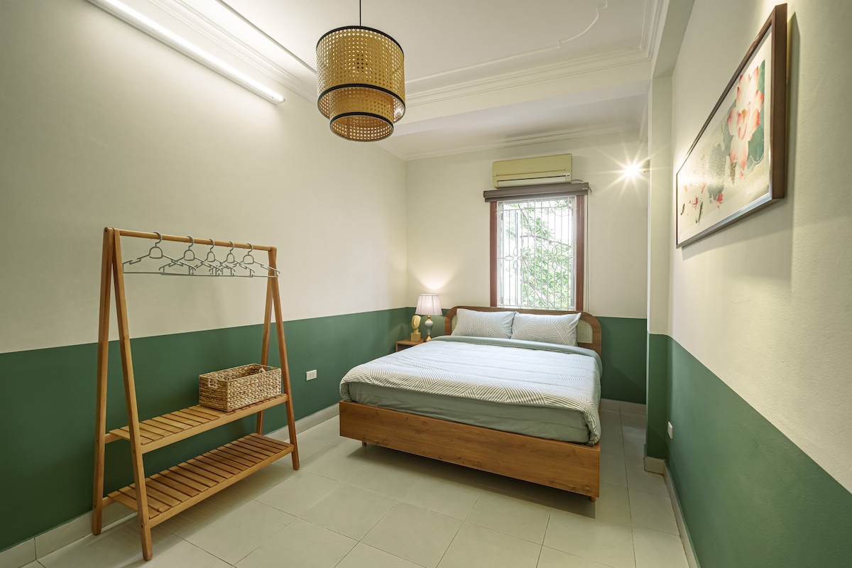 Semblable à la 1ère chambre, la deuxième chambre avec une fenêtre juste au-dessus du lit vous garantit une sensation de fraîcheur lorsque vous vous réveillez. Encore une fois, nous allons avec un porte-vêtements qui permet d'économiser l'espace pour la chambre.