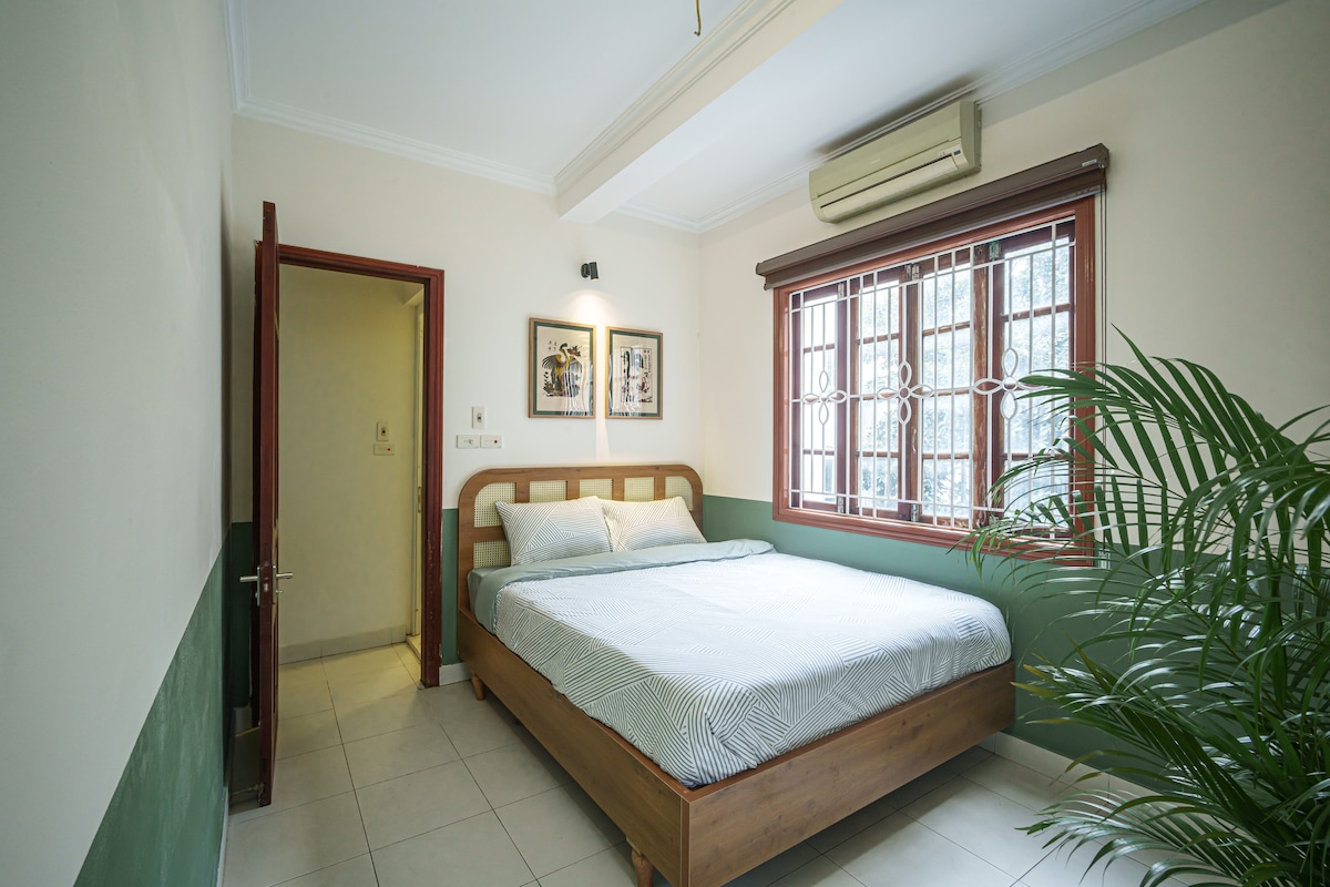 Ce que vous remarquerez à propos de cette maison de ville, c'est que chaque chambre dispose d'une fenêtre qui laisse entrer la lumière naturelle. Ce qui le rend encore plus spécial, c'est qu'il est entièrement privé.