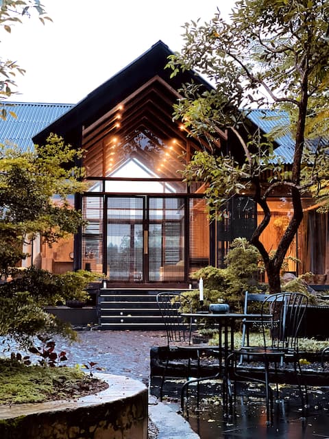 Oak Cabin w/ serene forest view