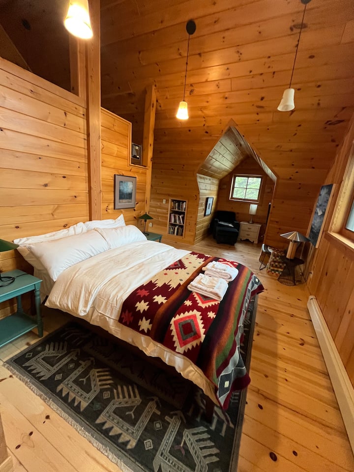 Loft privado en la planta superior con cama tamaño queen