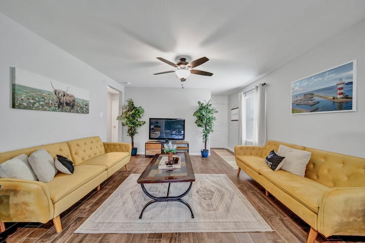 Lake Conroe Launchpad! 3bed 2.5 Bath Close To I-45 - Lake Conroe, TX