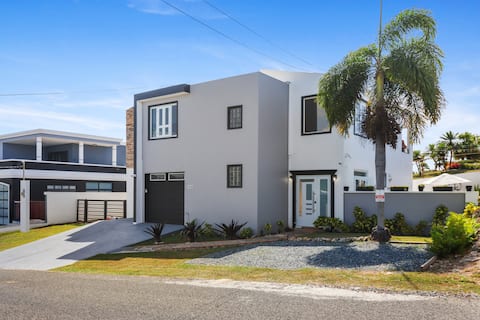 2 Min from Beach - Modern Home - Heated Black Pool